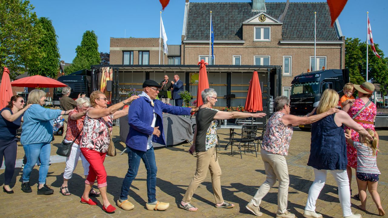 Gezelllig muziekfeest De Opkikkers & Vrienden op Wilhelminaplein in Someren