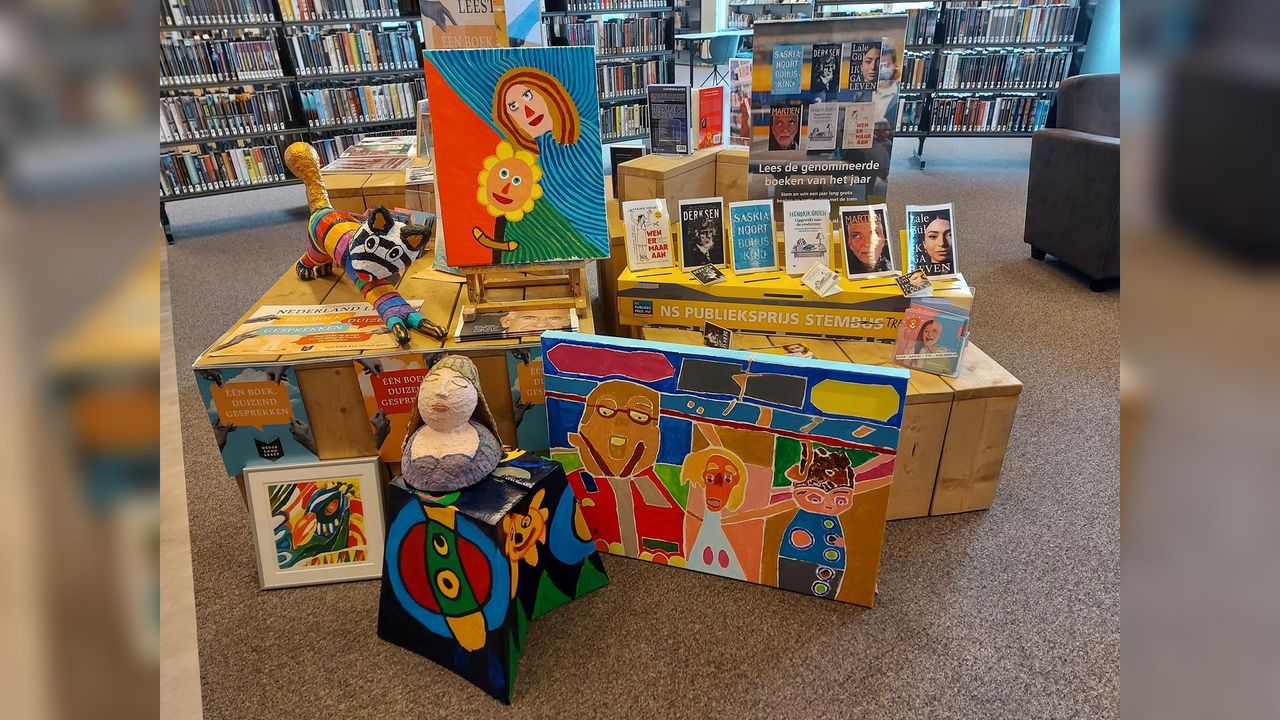 Kleurrijke tentoonstelling van exposanten artOro in Bibliotheek Someren
